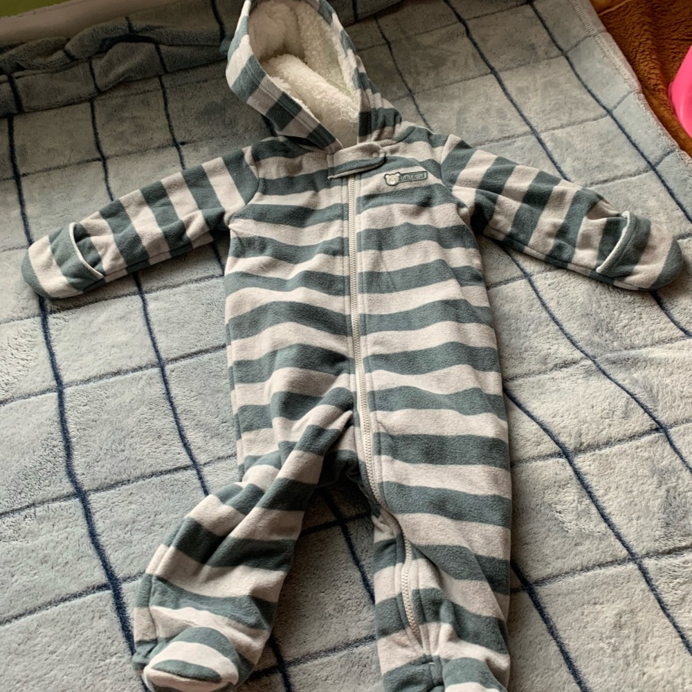 🍒🍒 Carters 6-9 month fleece pram suit, zip up footie with hood, nwot